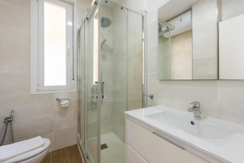 马拉加Stay U-nique apartment Venezuela的带淋浴、盥洗盆和卫生间的浴室