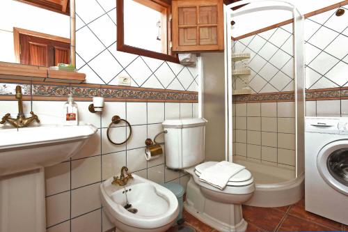 蒂哈拉费Casa Tia Rosalia的浴室配有卫生间水槽和洗衣机。