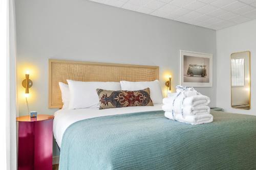 查尔斯顿The Starlight Motor Inn的一间卧室配有一张大床和毛巾