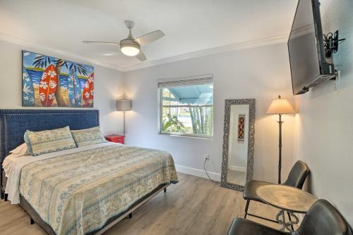 克利尔沃特Indian Rocks Beach Duplex, Close to Beaches!的一间卧室配有一张床、一台电视和一把椅子