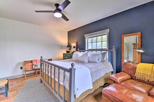 GrafordGraford Cabin with Rooftop Deck and Lake Views!的一间卧室配有一张床和吊扇