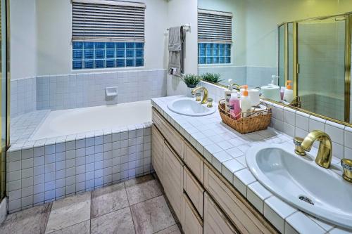 尔湾Serene Irvine Retreat with Heated Pool Access!的浴室配有两个盥洗盆和浴缸。