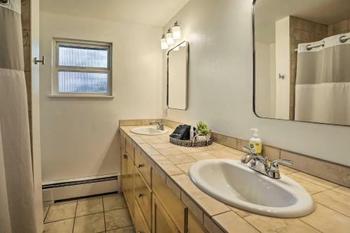 林伍德Lakefront Seattle Area House with Private Deck!的浴室设有2个水槽和镜子