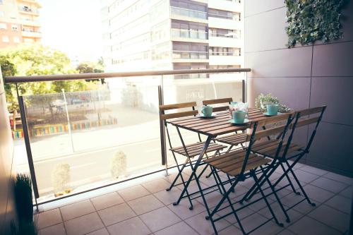 卡斯特利翁-德拉普拉纳Apartamento Centro Castellón con Parking 2的阳台配有桌椅。