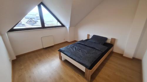 DomasławDom pod Wroclawiem23的一间卧室设有一张床和一个大窗户