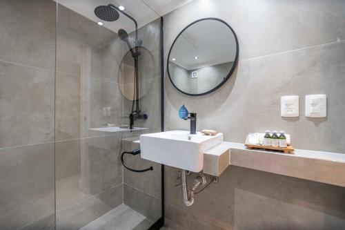 埃斯特角城Nobile Hotel Montoya的一间带水槽和镜子的浴室