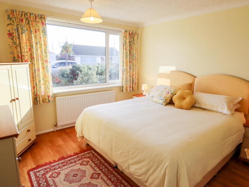 梅布尔索普Acre View的一间卧室,床上有泰迪熊