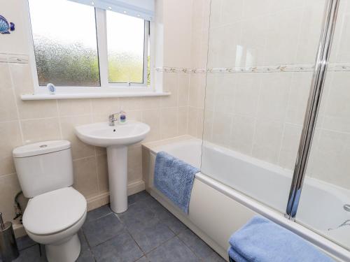 梅布尔索普Acre View的浴室配有卫生间、盥洗盆和淋浴。