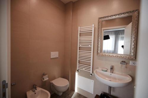 圣埃拉莫因科莱I Bannisti的一间带水槽、卫生间和镜子的浴室