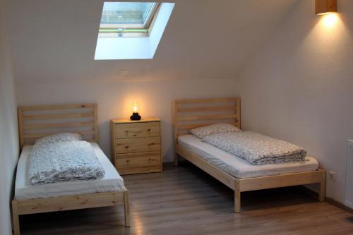 BernauFerienwohnung Stefanko的卧室设有两张单人床和天窗