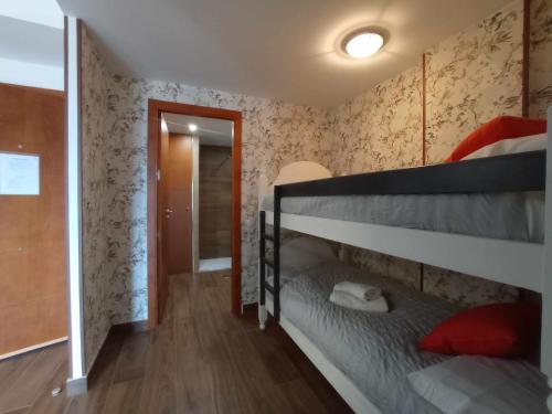 塞拉内华达Apartamento superior monte oiz的一间带两张双层床的卧室和走廊