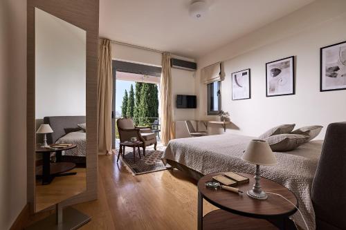 KatsíngrionLa Residenza的一间卧室设有一张床和一间客厅。
