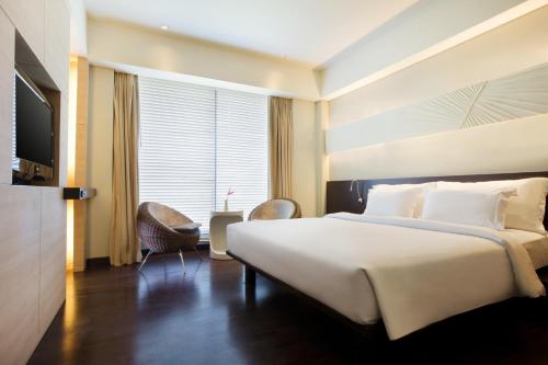 诺富特曼纳多高尔夫会议度假酒店客房内的一张或多张床位