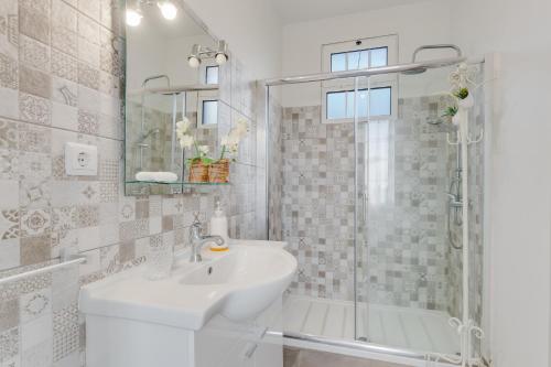 丰沙尔Casa D`Avó Celina的白色的浴室设有水槽和淋浴。