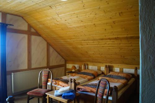 亚希莫夫Restaurant Pension-Anton的配有木天花板的客房设有两张床。