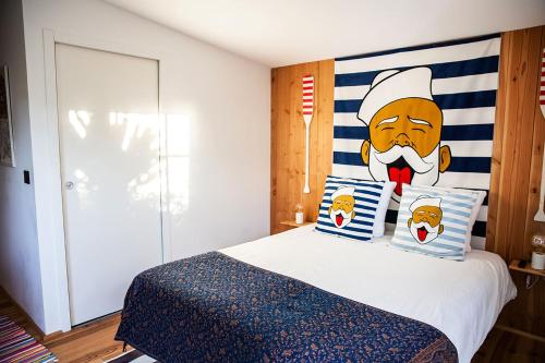 雷日卡普费雷Beach House的一间卧室配有一张带厨师床头板的床