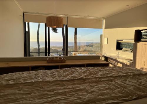 马坦萨斯ALMA Lodge的一间卧室设有一张床和一个大窗户