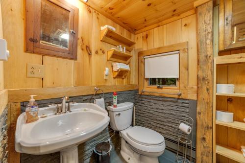 West WardsboroStratton Woods的浴室配有白色卫生间和盥洗盆。