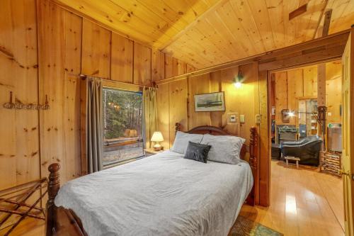 West WardsboroStratton Woods的卧室配有一张床铺,位于带木墙的房间内