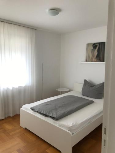 弗罗伊登施塔特East View的白色卧室内的一张白色床,设有窗户
