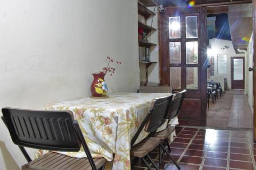圣安娜Casa Central de Santa Ana的一张桌子,上面有一个花瓶