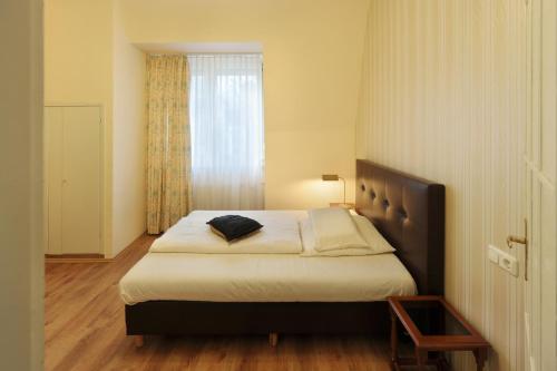 美因河畔法兰克福戴安娜菲儿别墅酒店的一间卧室设有一张床和一个窗口