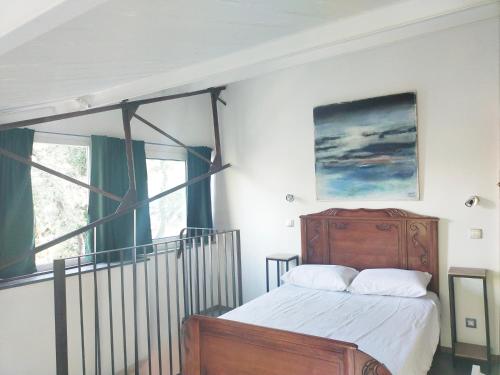 尼姆Spa Nimeslodge的一间卧室设有一张床和一个窗口