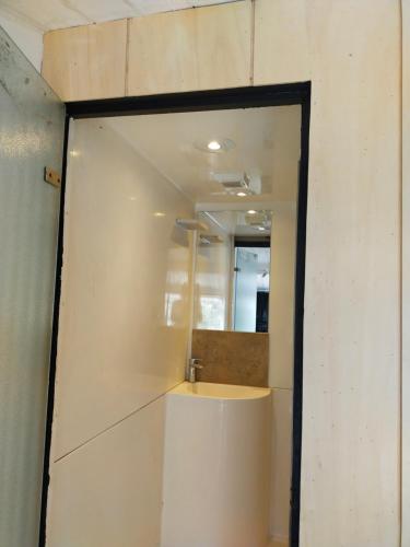 尼姆Spa Nimeslodge的一间带镜子和水槽的浴室