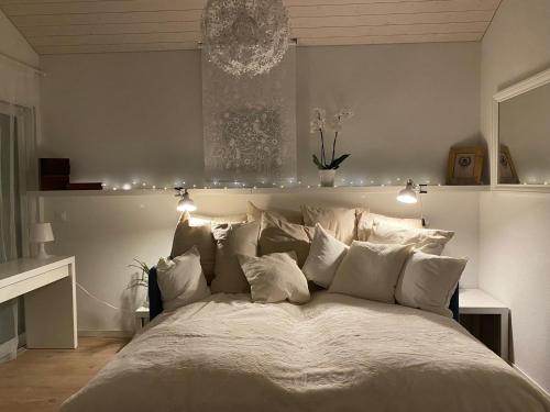 PuidouxLe Hameau du Montchervet的卧室配有带白色枕头的大床
