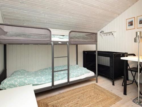 奥贝克Holiday home Ålbæk XXVIII的配有书桌的客房内的两张双层床