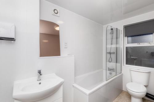 盖茨黑德City Centre Large Luxury Rooms Free Parking的白色的浴室设有水槽和卫生间。