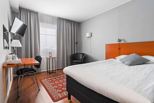 于默奥博特尼亚贝斯特韦斯特酒店的酒店客房设有一张大床和一张书桌。