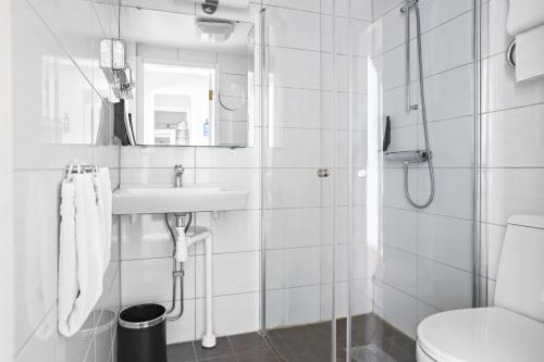 于默奥博特尼亚贝斯特韦斯特酒店的白色的浴室设有水槽和卫生间。