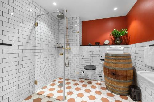 索尔纳The Winery Hotel, WorldHotels Crafted的一间带桶式淋浴和卫生间的浴室