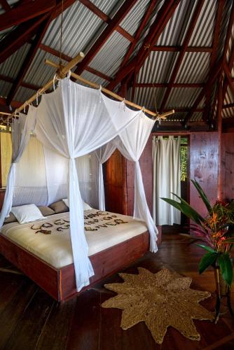 PortsmouthManicou River Resort的一间卧室配有一张带蚊帐的床