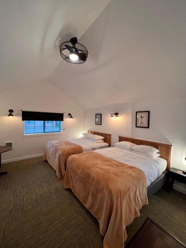 SeaviewThe Seaview Cottages的一间卧室设有两张床和窗户。