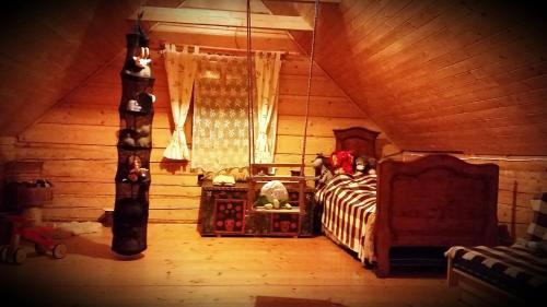 兹瓦尔东Chałupa 172的小木屋内一间卧室,配有一张床