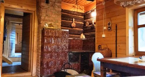 兹瓦尔东Chałupa 172的小木屋内带壁炉的客厅