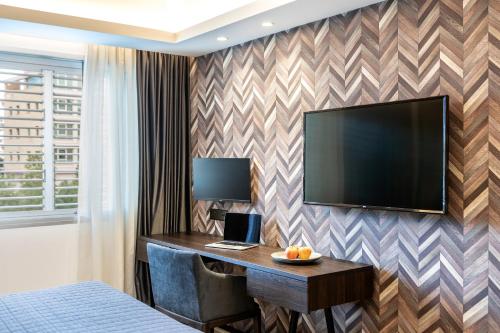 尼科西亚Almond Business Hotel的酒店的客房配备了书桌和平面电视。