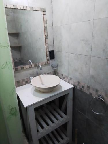 阿肖海La Serena的一间带水槽和镜子的浴室