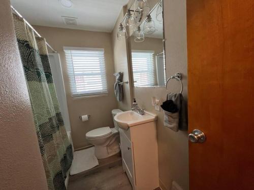 比林斯Snug, neighborly home perfect for your small group的浴室配有卫生间、盥洗盆和淋浴。
