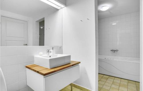 勒维Cozy Apartment In Nykbing Sj With Outdoor Swimming Pool的白色的浴室设有水槽和浴缸。