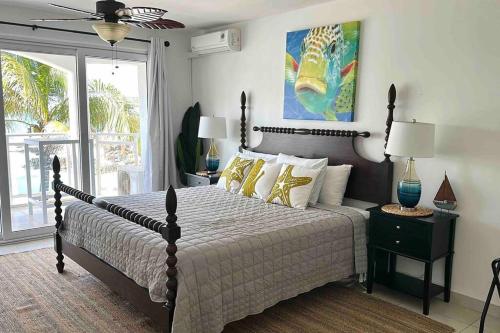 马霍礁Lux Maho Reef 1BR Suite Condo next to The Morgan Resort的一间卧室设有一张大床和一个窗户。