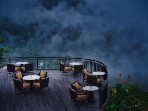 姆杜克Elevate Bali的天空中带桌椅和云的甲板