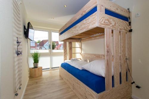 库克斯港Marina 20-D的一间卧室配有一张木制双层床。