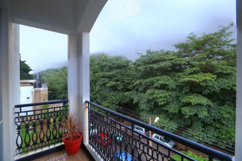 班加罗尔Lilac Hotel 3rd Block的阳台享有树木的景致。