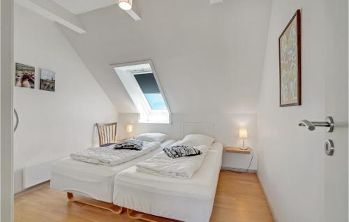 莱姆维Awesome Apartment In Lemvig With Kitchen的白色的客房设有两张床和窗户。