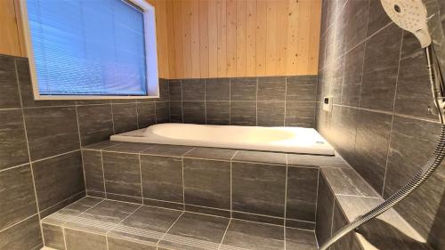 札幌Sapporo - House - Vacation STAY 88291的带淋浴和浴缸的浴室