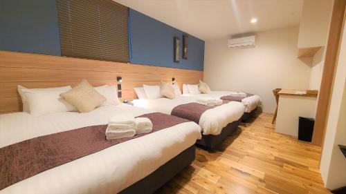 札幌Sapporo - House - Vacation STAY 88291的一间酒店客房,房间内设有两张床