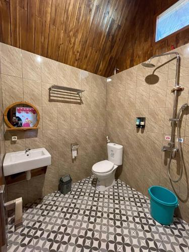 BerniVila Glamping Lembah Kelud Kediri的一间带卫生间和水槽的浴室